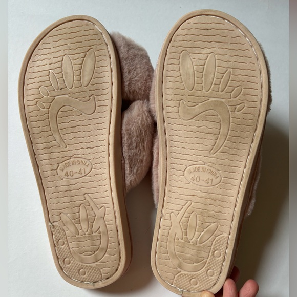 Light pink fuzzy slippers - Picture 3 of 4